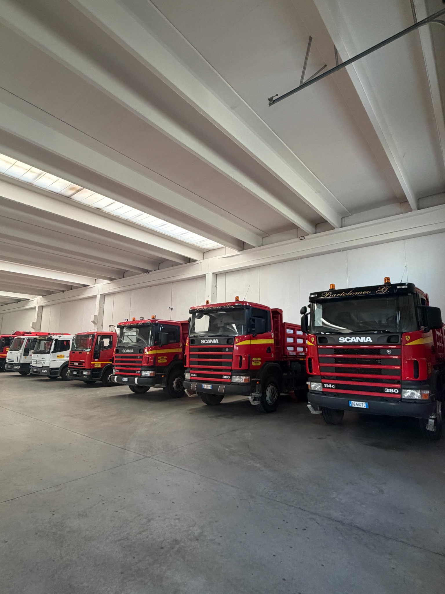 Flotta di autocarri Bartolomeo Giuseppe nel deposito