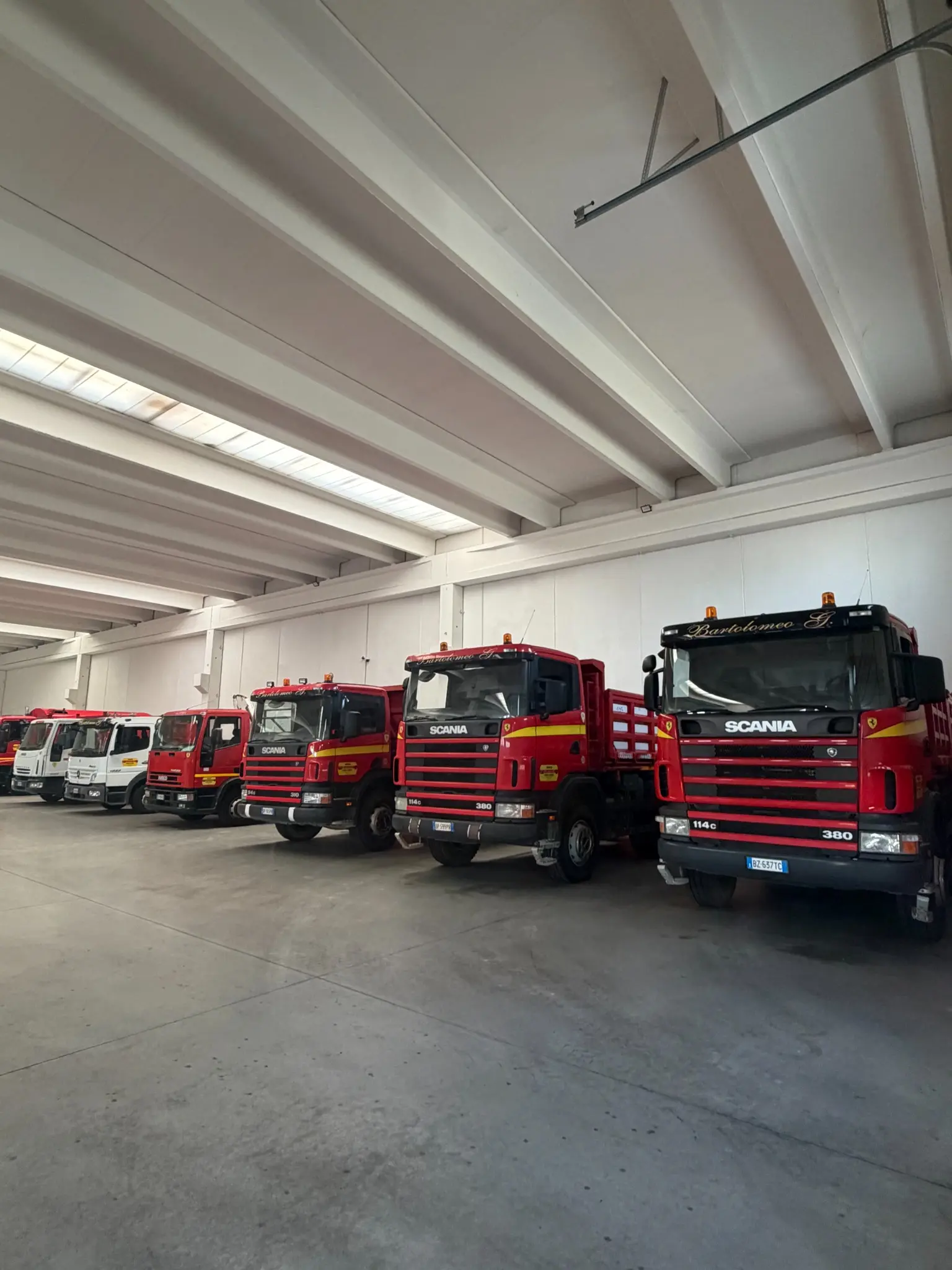 Flotta di autocarri Bartolomeo Giuseppe nel deposito