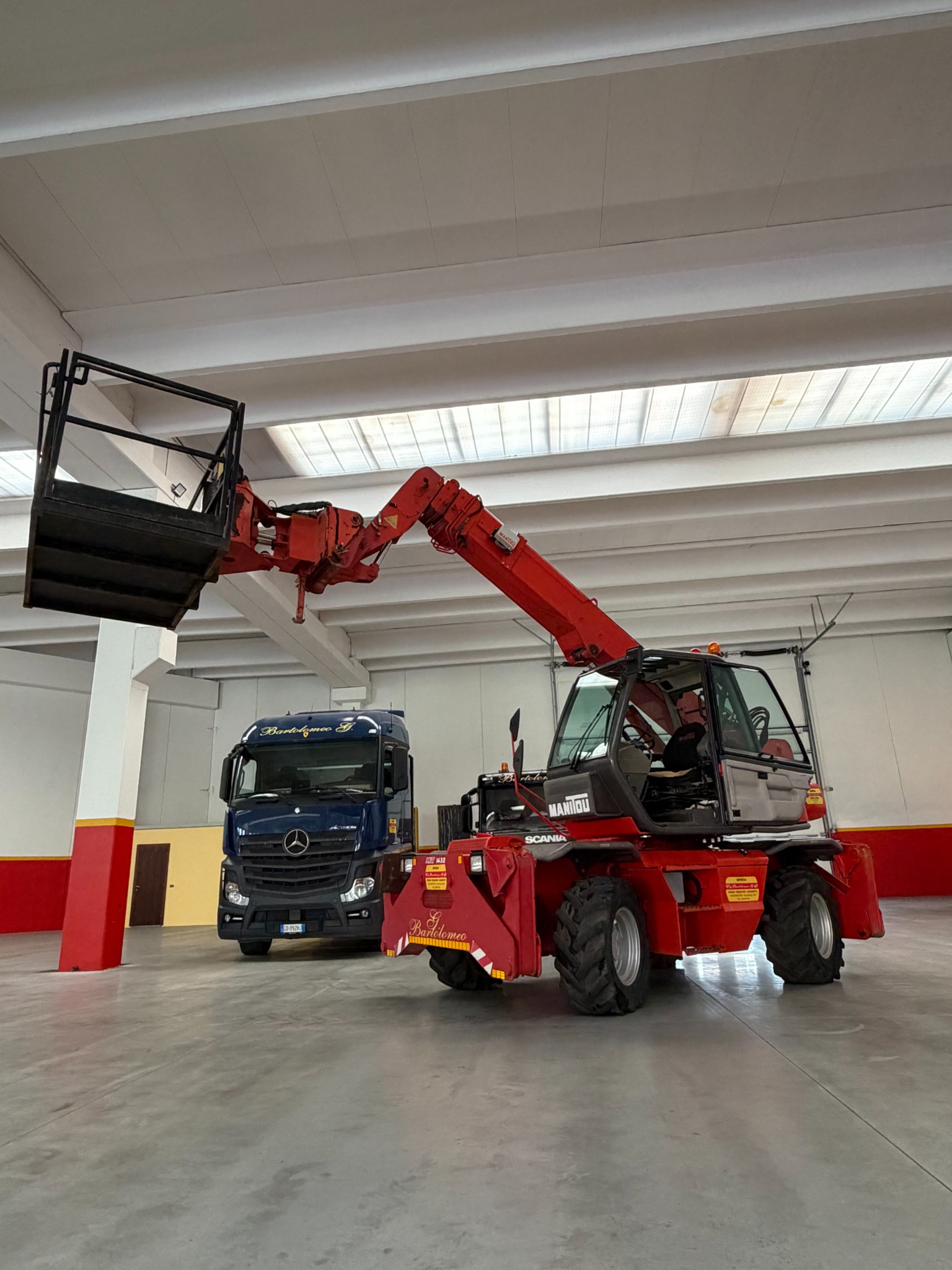 Sollevatore telescopico e autocarro Bartolomeo Giuseppe
