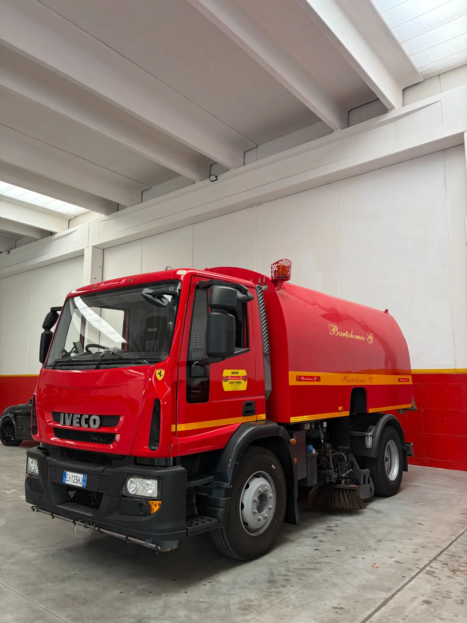 Autospazzatrice rossa Bartolomeo Giuseppe nel deposito